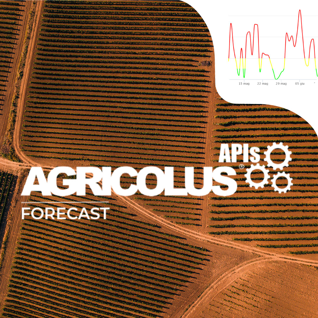 Vista dall'alto di campi coltivati con logo di Agricolus APIs forecast e dettagli di un grafico di un modello di difesa Agricolus