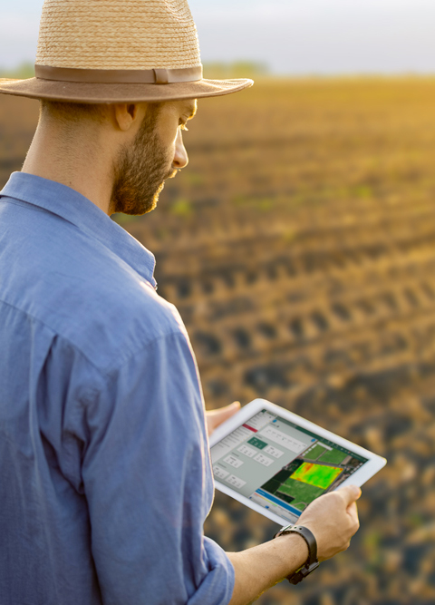 agricoltore-in-campo-con-tablet-che controlla i campi con le -immagini-satellitari-agricolus