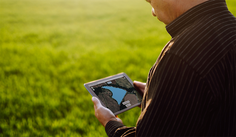 agricoltore-con-tablet-che-mappa-un-campo-Agricolus